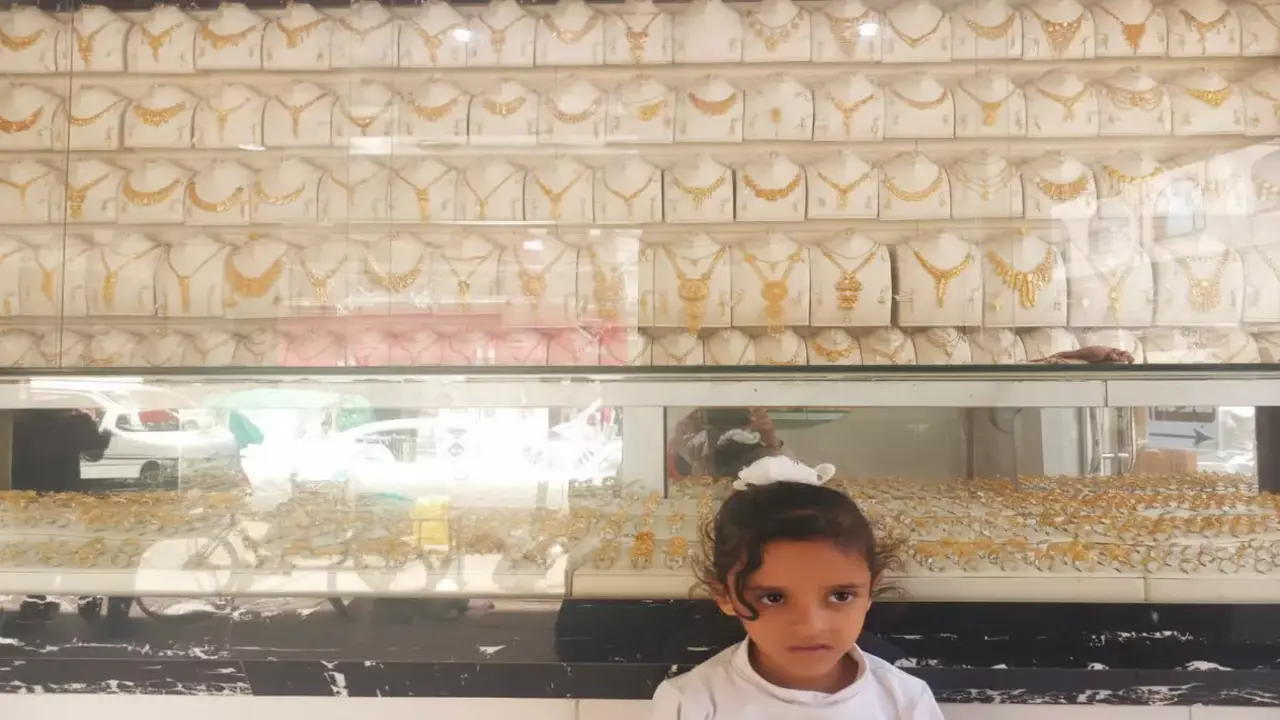 فجوة أسعار الذهب بين صنعاء وعدن تثير تساؤلات الخبراء حول القفزة الحالية